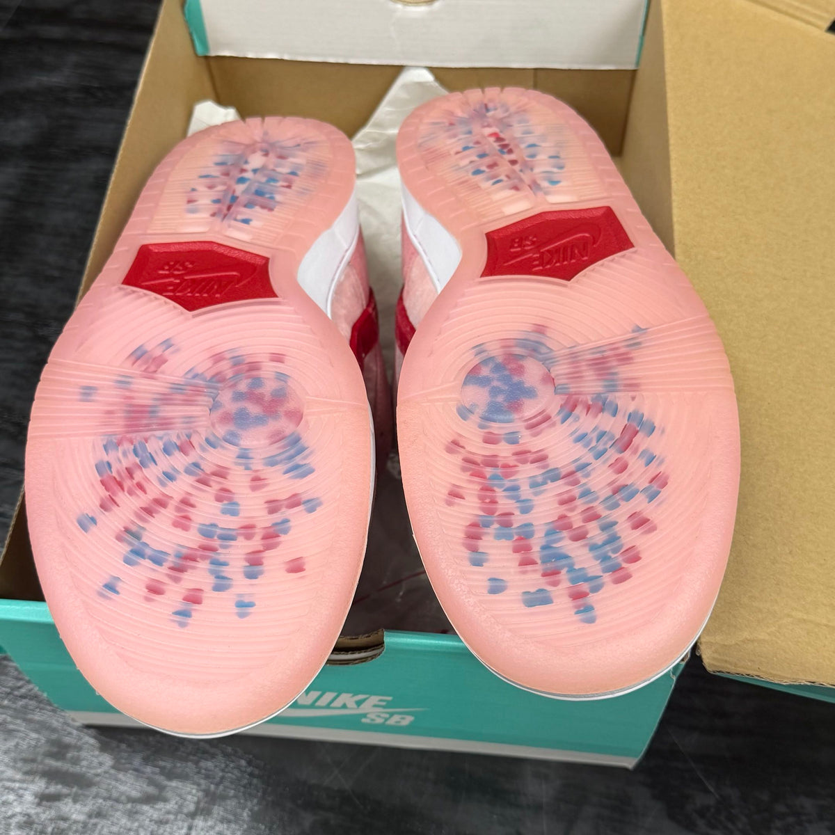 Nike SB Dunk Low StrangeLove Skateboards (Regular Box)
